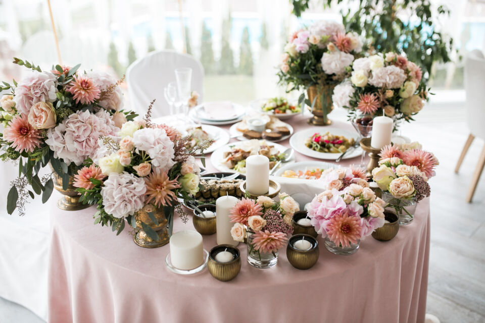 Freepik - Photo d'illustration -  Une table ronde de mariage est un véritable chef-d'oeuvre de décoration où chaque détail est soigneusement pensé pour créer une ambiance féerique et romantique. 