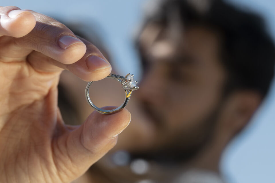 Freepik - Photo d'illustration -  La qualité du diamant ou de la pierre précieuse pour votre bague de fiançailles est un élément essentiel à prendre en compte symbolisant la perfection, la résistance, l'union, l'engagement et l'amour éternel. 