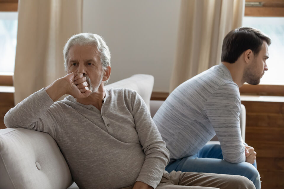 Freepik - Photo d'illustration - Père et fils qui tentent de s'expliquer suite à un désaccord quant au choix de la future mariée. Le père n'approuve pas la décision de mariage de son fils.