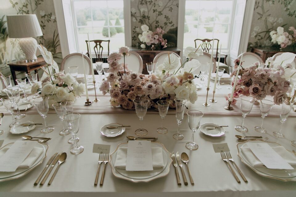 Pexels - Photo d'illustration - La table d'honneur est le point d'orgue de votre décoration de mariage.