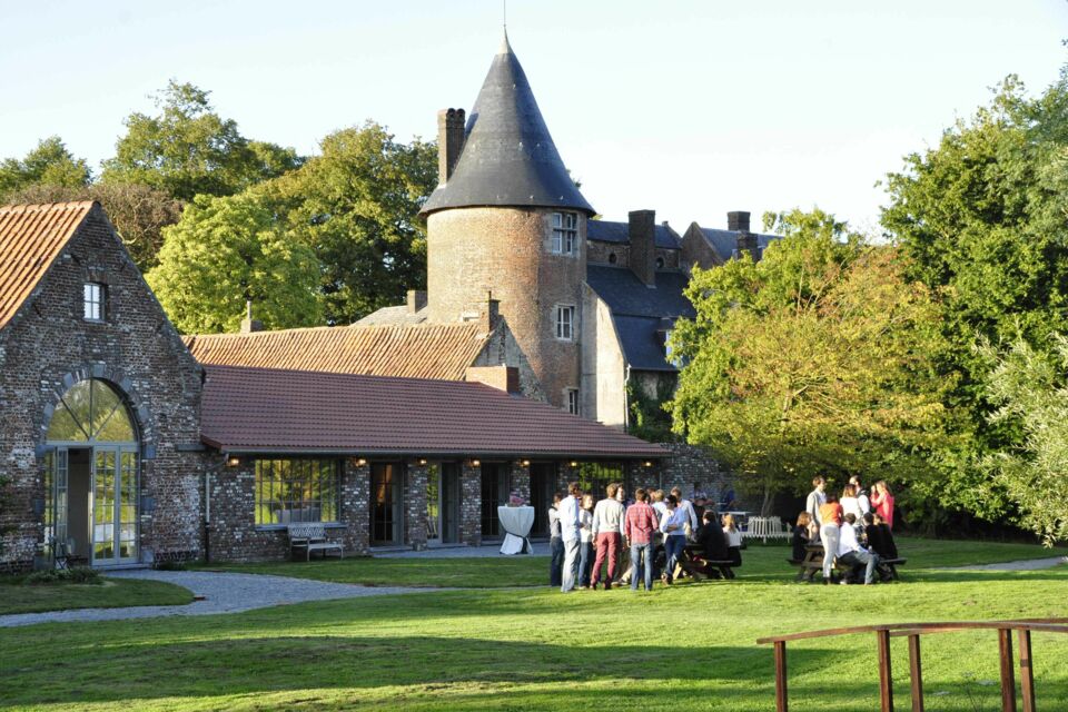 ABC Salles - Droits Réservés -  Dans un décor où la réalité se mêle à la magie des contes, la Belgique, connue comme le pays du surréalisme, enveloppe de ses paysages à couper le souffle.