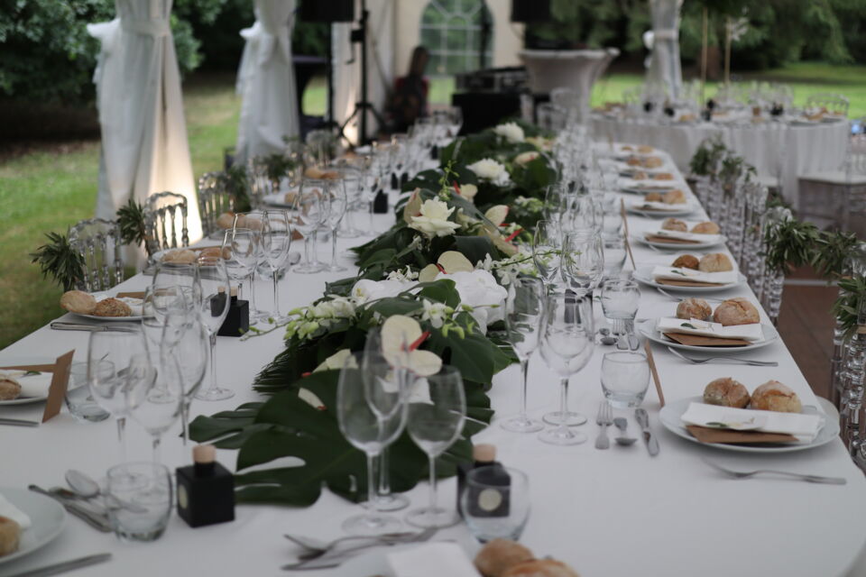 Adobe Stock - Photo d’illustration - La configuration de la table des mariés revêt une importance capitale pour créer l'atmosphère parfaite lors de votre mariage. 