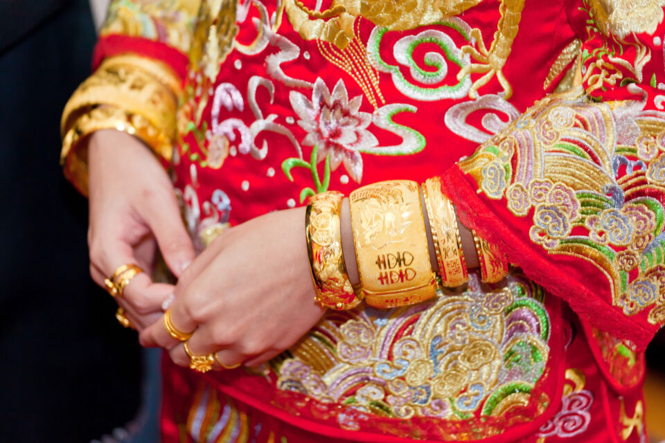 Adobe Stock - Photo d'illustration - Mariée en tenue traditionnelle chinoise, portant des bijoux qui définissent son statut selon les coutumes du pays.