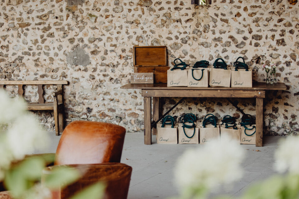 Adobe Stock - Photo d'illustration - Les cadeaux de mariages que l'on offre à ses invités est une traditions dont la signification peut varier d'un endroit à l'autre, sauf pour une raison : remercier les convives de leur présence.