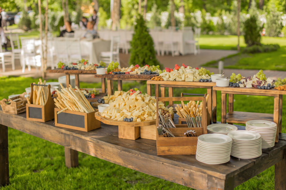 Adobe Stock - Photo d'illustration - Garnir un buffet de délicieuses spécialités culinaires françaises à l’occasion d’une fête de mariage en extérieur est toujours une bonne idée pour ravir les panses de ses invités.