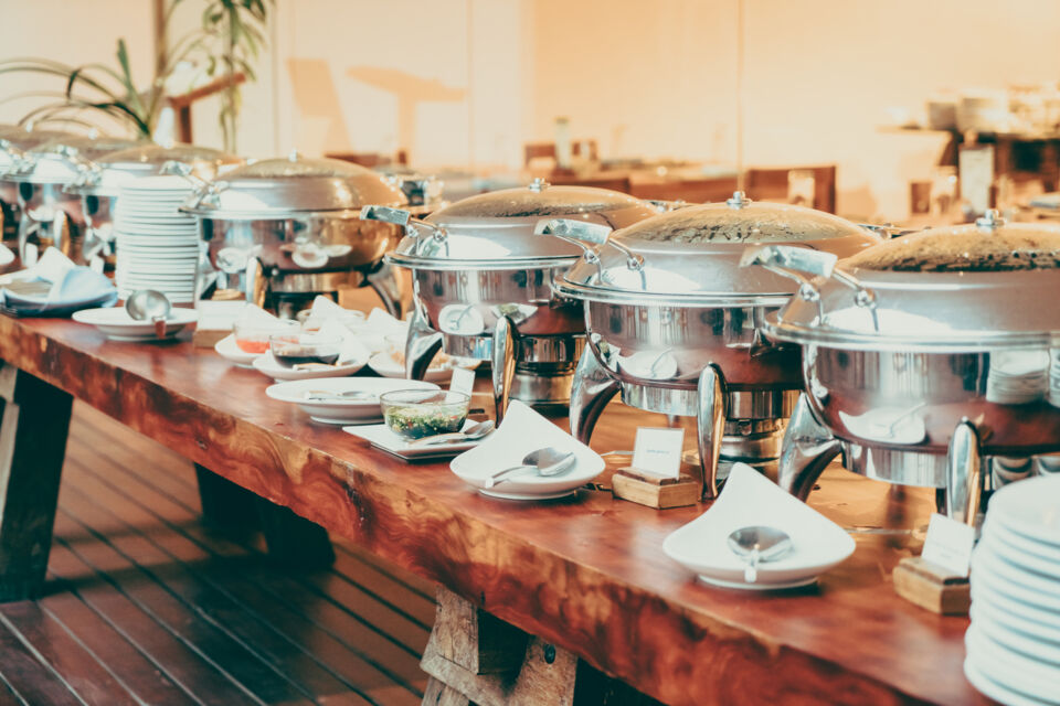 Freepik - Photo d'illustration - Chaque pays offre une vision unique de la gastronomie festive et de l'art de sa présentation. Des plats de service comme une symphonie de couleurs, de formes et de matières qui reflètent l'élégance et la créativité de l'art de table à travers le monde.