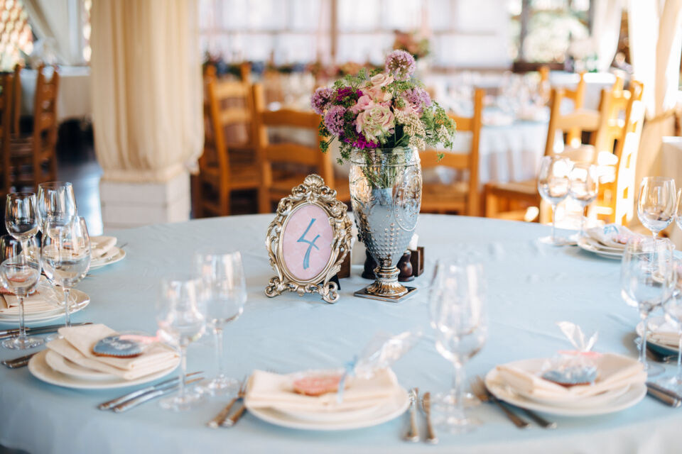 Adobe Stock - Photo d'illustration - Élégant et sophistiqué, le centre de table, pièce maîtresse de la décoration d’un repas festif attablé, reflète l'esprit et le thème de nos événements, démontrant ainsi son importance séculaire dans nos réceptions modernes.