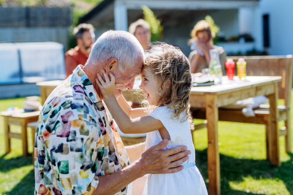 Adobe Stock - Photo d'illustration - Un instant précieux où petits et grands se retrouvent pour célébrer ensemble. Une fête familiale qui brise les barrières de l'isolement, rappelant l'importance de chaque proche dans notre vie. 