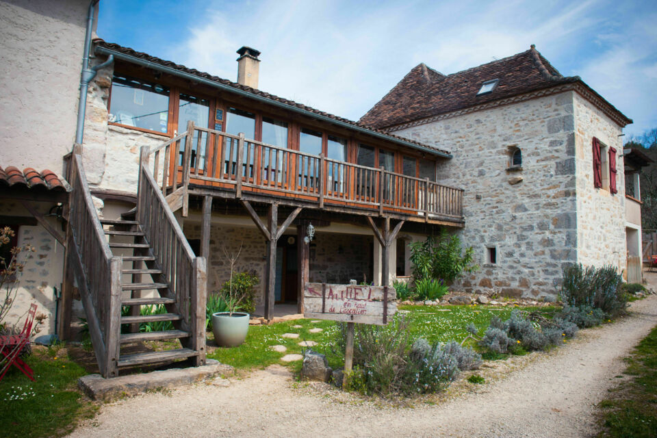 ABC Salles - Droits réservés - Ancienne ferme Quercynoise située près de Saint-Cirq-Lapopie, La Combe de Redoles, vous accueille dans un parc de 7500 m2 pour tous vos évènements festifs. 