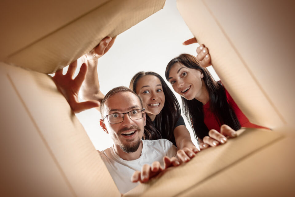 Adobe Stock - Photo d'illustration - Organiser une séance photo dans des boîtes en carton, un concept ludique et créatif qui ajoute une touche d'originalité et de fun, offrant des souvenirs mémorables à tous les participants.