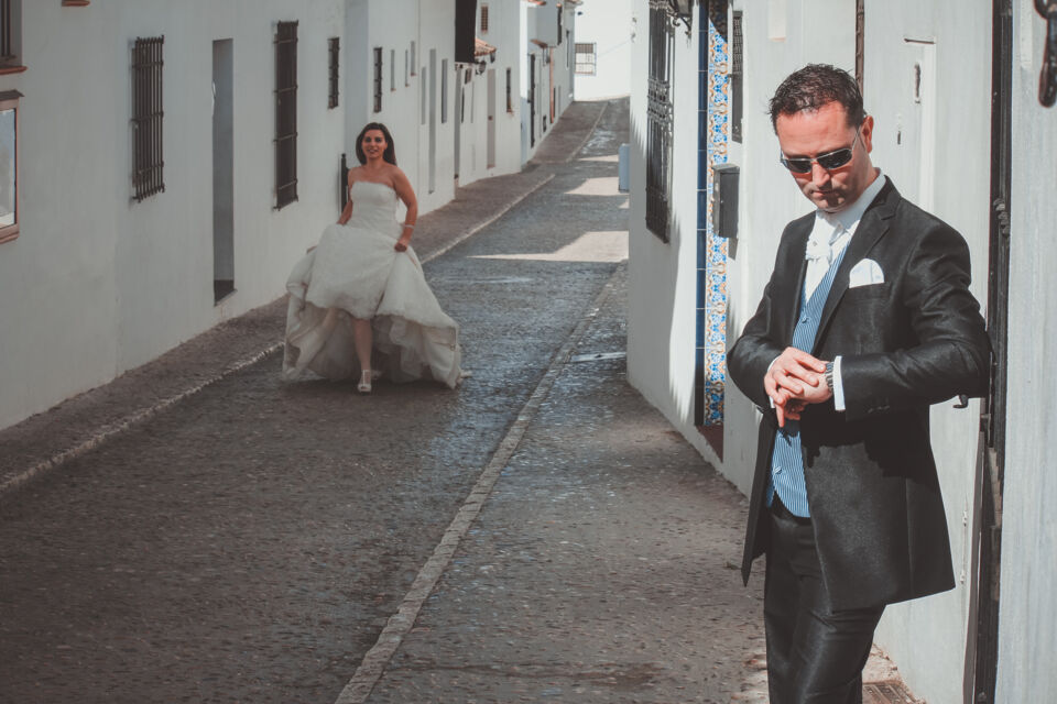 Adobe Stock - Photo d'illustration - Future épouse en retard, qui arrive en courant à la mairie. Elle est très attendue par son fiancé très impatient et tous les invités présents pour la cérémonie civile.