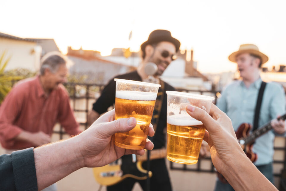 Adobe Stock - Photo d'illustration - Quand le thermomètre grimpe et que le soleil brille, la bière, ce breuvage millénaire prisé pour sa convivialité et sa fraîcheur, s'impose comme la vedette incontournable de nos moments festifs estivaux.