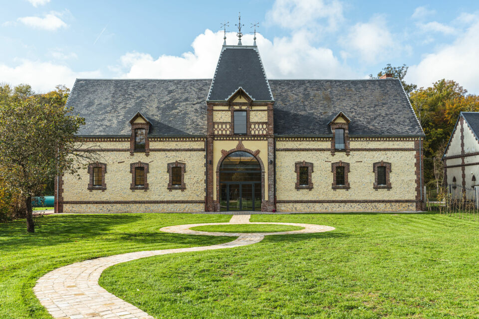 ABC Salles - Droits réservés - Le Domaine de Coulonge à Sylvains-Lès-Moulins est un établissement d'exception, où l'histoire rencontre l'élégance, offrant un cadre enchanteur pour une vente aux enchères mémorable et prestigieuse. 