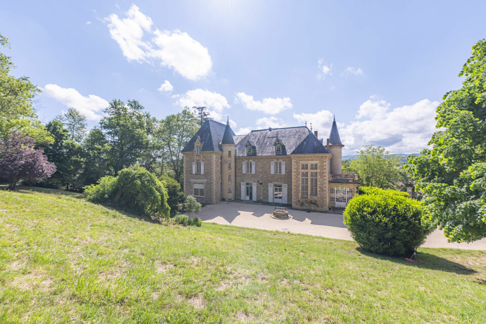 ABC Salles - Droits réservés - Niché dans la charmante commune de Marcilloles, le Château Fédora est un élégant édifice du 19e siècle, réputé pour son architecture majestueuse et ses jardins à la française, offrant un cadre idéal pour des événements prestigieux tels que des ventes aux enchères. 