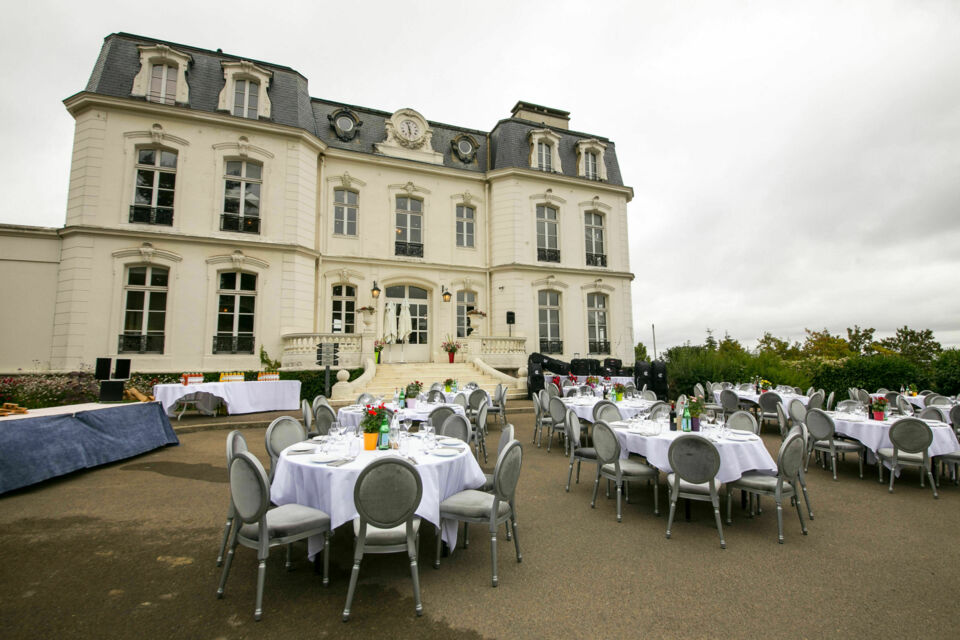 ABC Salles - Droits réservés - Domaine de Béthemont à Poissy est un magnifique château entouré de verdure, idéal pour organiser des événements prestigieux, offrant un cadre historique et élégant parfaitement adapté pour des ventes aux enchères mémorables. 