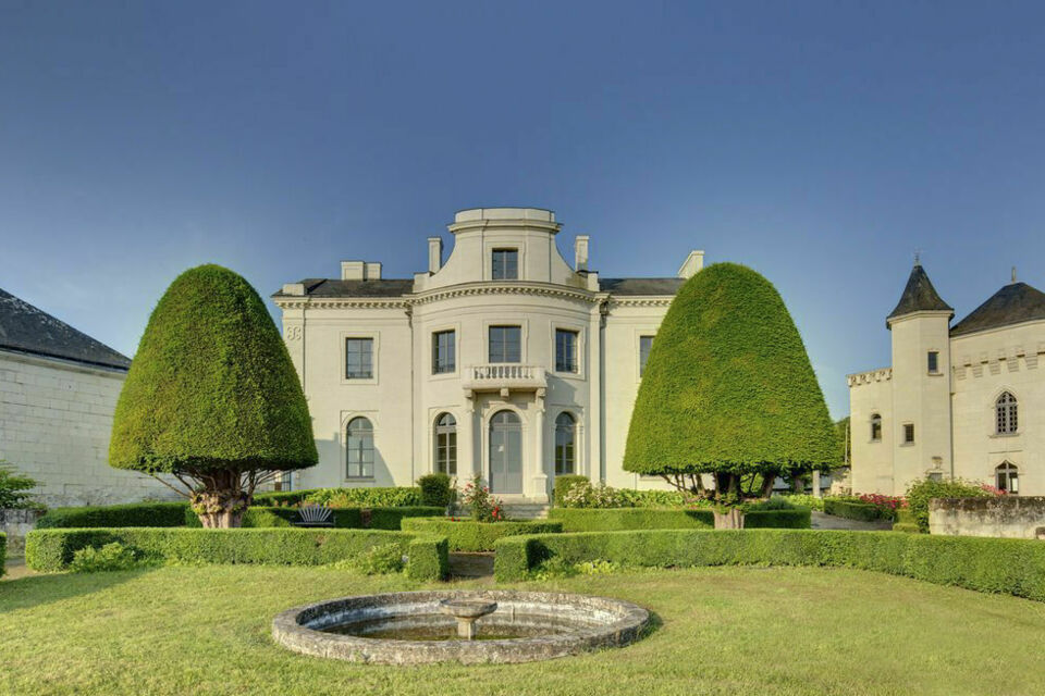 ABC Salles - Droits réservés - Le Château de Candes - Art & Spa, avec sa tour offrant une vue imprenable sur la confluence de la Loire et de la Vienne, constitue un cadre spectaculaire pour organiser des ventes aux enchères. 