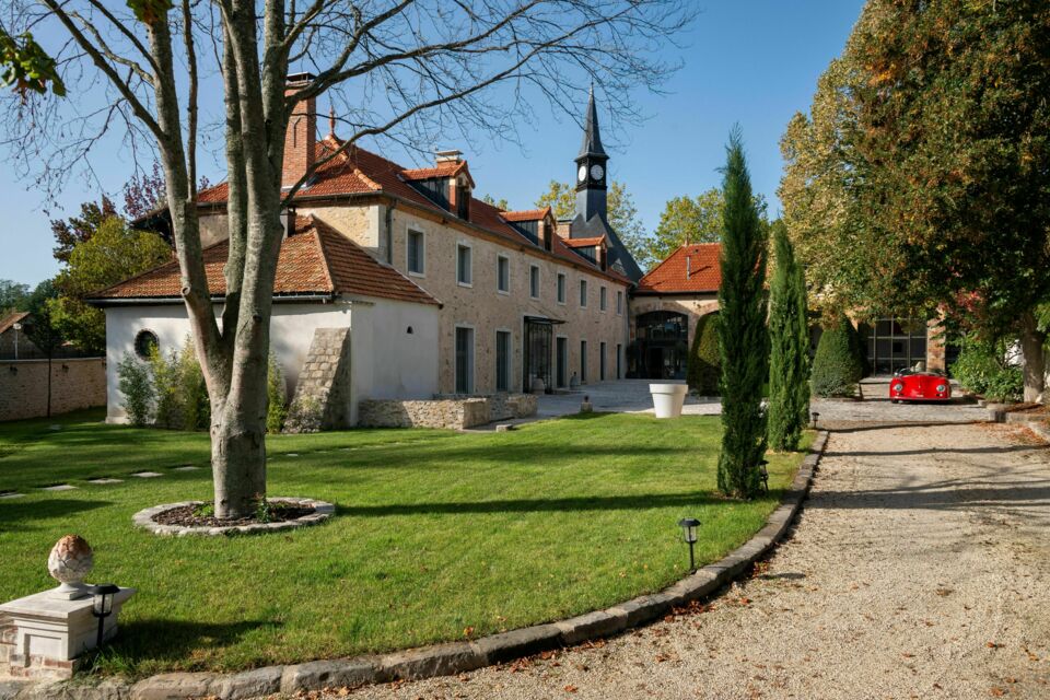 ABC Salles - Droits réservés - Perché au cœur de la forêt de Rambouillet, Le Clocher de la Duchesse à Château de Bonnelles se distingue par son architecture gothique élégante et son histoire royale.  