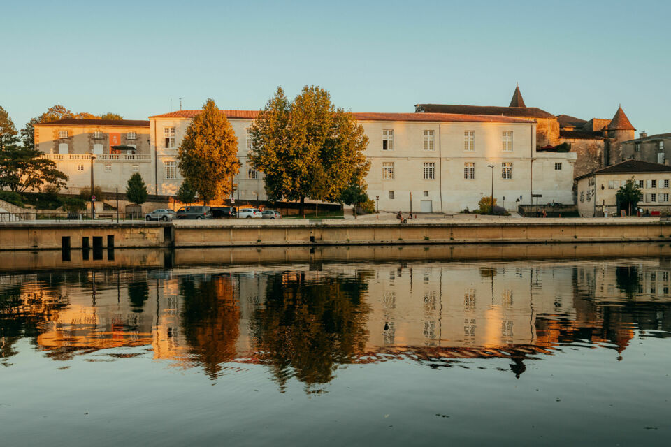 ABC Salles - Droits réservés - Le Château de Cognac est un château prestigieux et un monument historique extraordinaire qui offre un cadre idéal pour organiser une vente aux enchères d'exception.  
