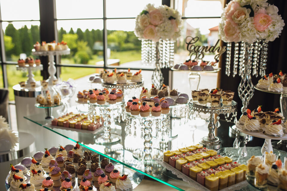 Freepik - Photo d’illustration - Le buffet de mariage est un festin de saveurs où chaque plat racontait une histoire de traditions culinaires et d'amour partagé.