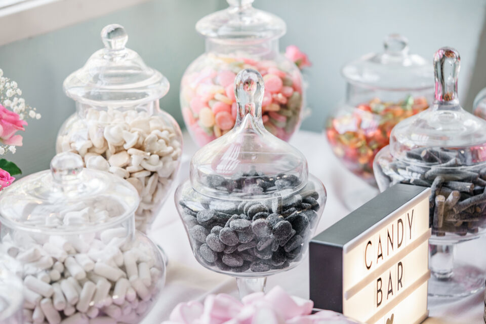 AdobeStock Photo d'illustration Le candy bar de mariage est une addition festive et gourmande qui ravira vos invités.
