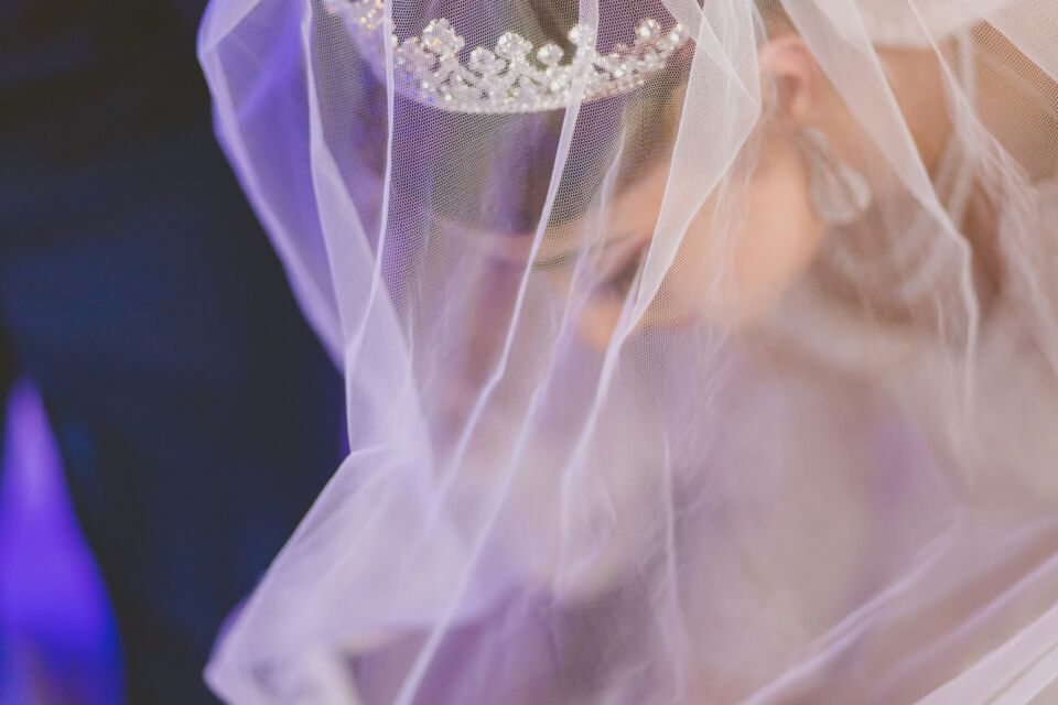 Unsplash -  Photo d’illustration -  Le voile de la mariée est un accessoire symbolique représentant à la fois la tradition et la beauté de l'union de deux âmes qu'on peut préserver après le mariage comme un souvenir précieux, ou le transformer en un objet d'art.