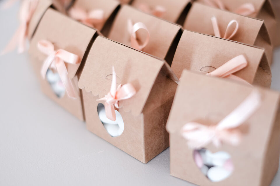 Photo d’illustration -  Choisir le meilleur moment pour offrir les dragées de mariage à vos invités est essentiel pour que ce geste de remerciement, chargé de symbolisme et de douceur, se transforme en un souvenir mémorable et parfaitement intégré dans le déroulement de votre célébration.