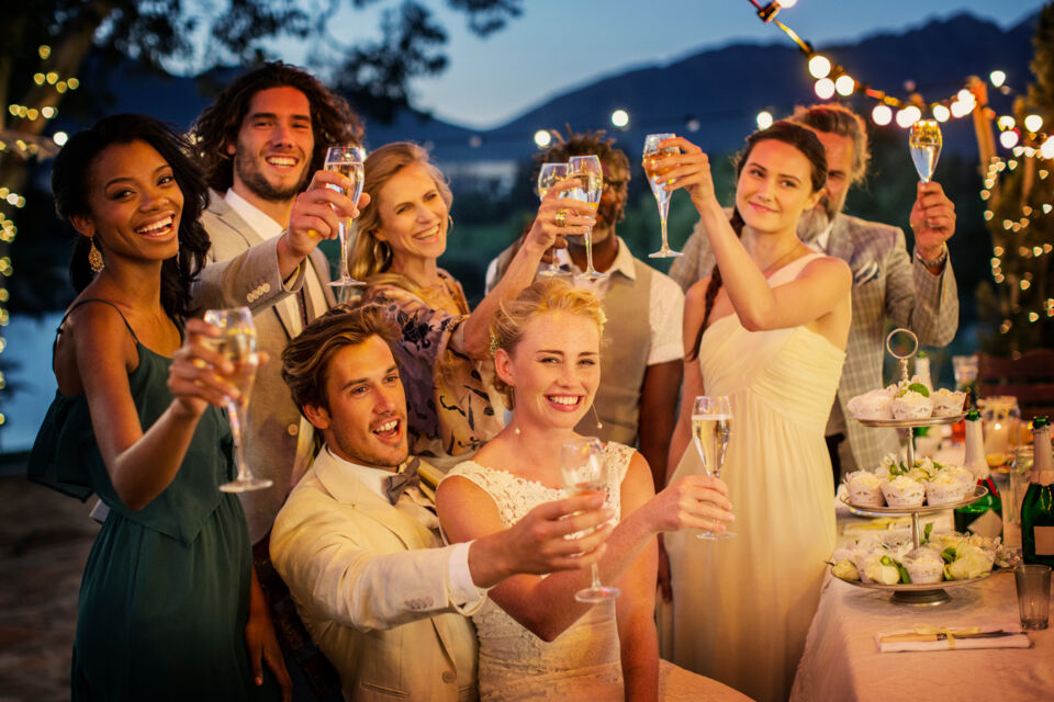 Adobe Stock - Photo d'illustration - Le vin d'honneur est le moment post-cérémonie de mariage qui permet à un couple de jeunes mariés de partager un moment heureux et convivial avec ses invités avant de passer à la réception et à la fête.