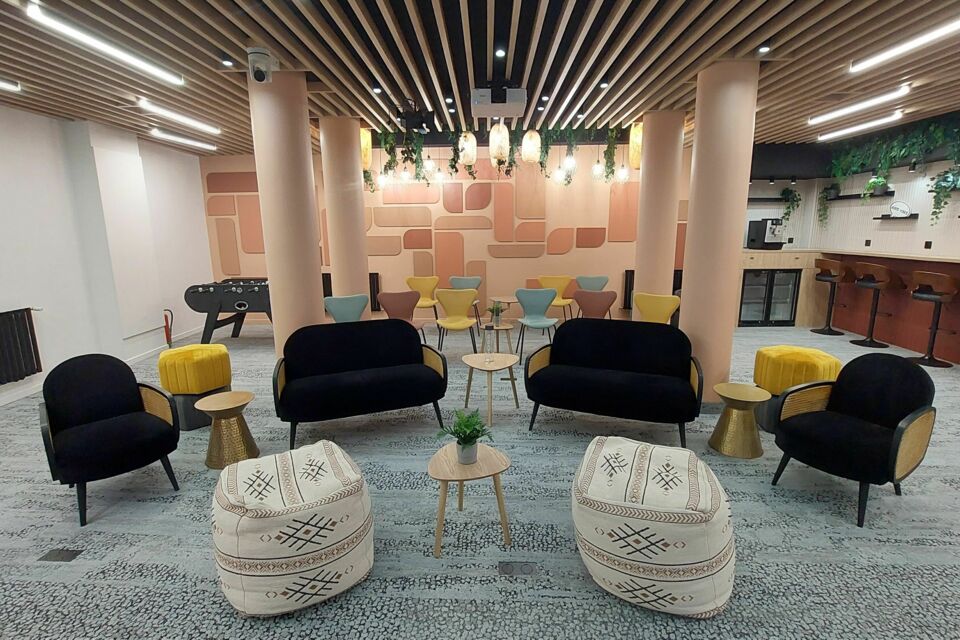 ABC Salles - Droits Réservés - La Pura Vida présente un espace élégant et bien aménagé, idéal pour l'organisation de shootings privés ou professionnels, mettant en avant un mélange de modernité et de confort, avec un mobilier varié et des touches de couleur subtilement intégrées.