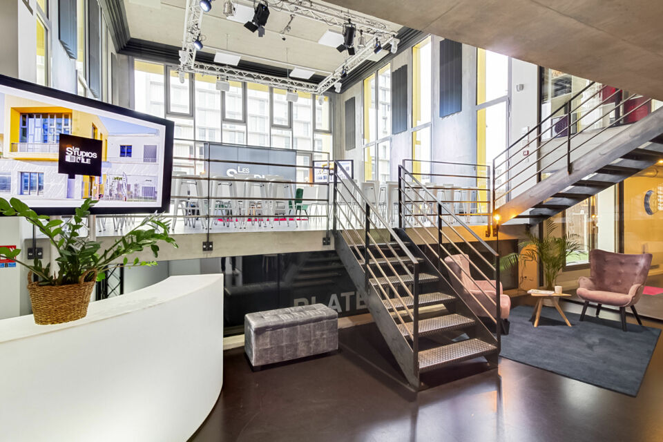 ABC Salles - Droits Réservés - Les Studios de l'Île à Nantes offrent un cadre lumineux et parfaitement équipé, idéal pour des shootings photo professionnels et créatifs, avec des vues imprenables sur la promenade Europa.