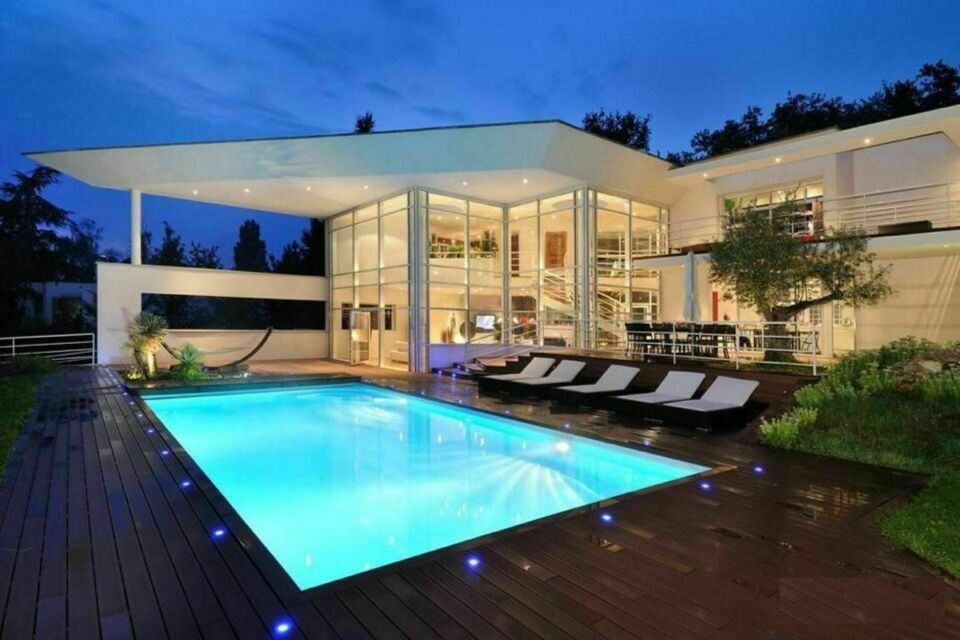 ABC Salles - Droits Réservés - Avec son architecture moderne, ses grandes baies vitrées, et sa piscine éclairée entourée de verdure, La Villa Floride à Vauhallan offre un cadre luxueux et lumineux, parfait pour des shootings photo professionnels et créatifs.