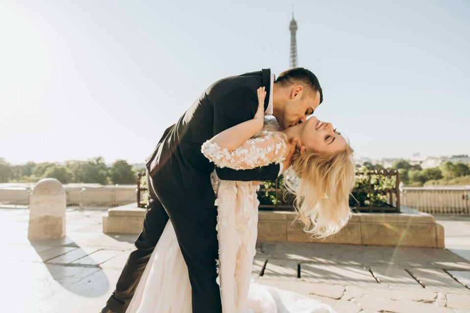 Pexels - Photo d’illustration - La Tour Eiffel, symbole de Paris, Capitale de l'Amour, peut constituer un spot idéal pour réaliser des photos de mariage dignes des réseaux sociaux comme Instagram.