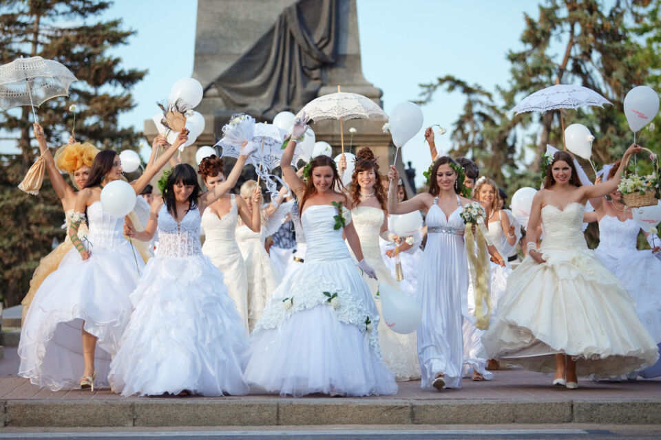 Adobe Stock - Photo d'illustration - Portée une fois puis soigneusement rangée, la robe de mariée mérite d'être à nouveau utilisée. C'est pourquoi des épouses choisissent de l'enfiler à nouveau le temps de diverses occasions festives.