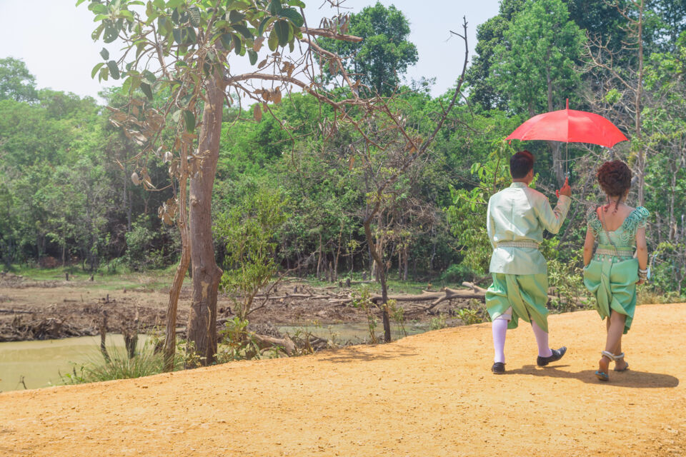 Adobe Stock - Photo d'illustration - Se marier au Cambodge, c’est s’immerger dans une série de rituels anciens, des costumes éclatants, et des célébrations qui reflètent la splendeur de la culture khmère. 