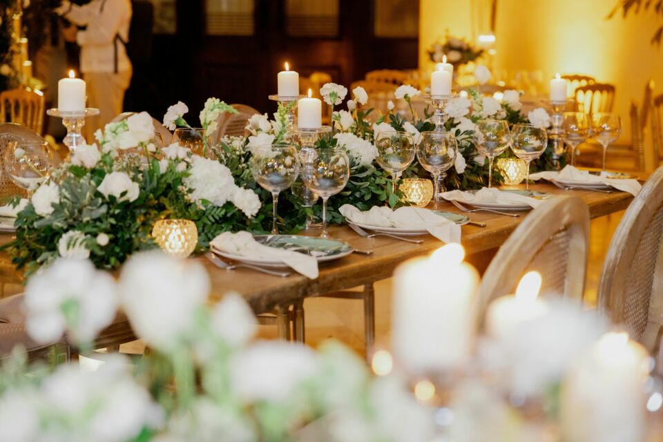 Freepik - Photo d'illustration -  Pour un mariage inoubliable, le choix entre un buffet convivial et un banquet élégant dépend de vos préférences et de l’ambiance souhaitée.