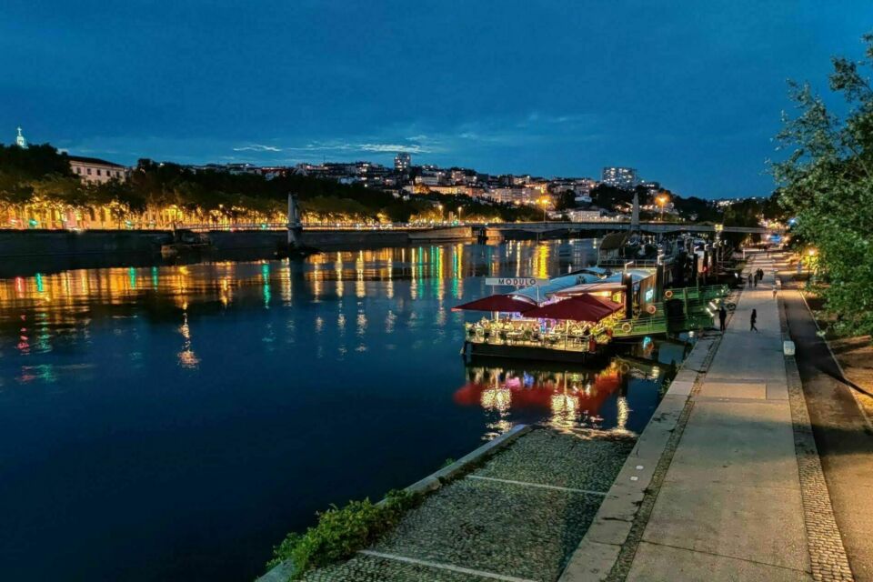 ABC Salles - Droits réservés - Une adresse incontournable pour tous vos événements professionnels à Lyon, La Péniche Modulo, située au 15 Quai du Général Sarrail, offre un cadre exceptionnel en bord de Rhône, parfait pour des moments de convivialité et de partage