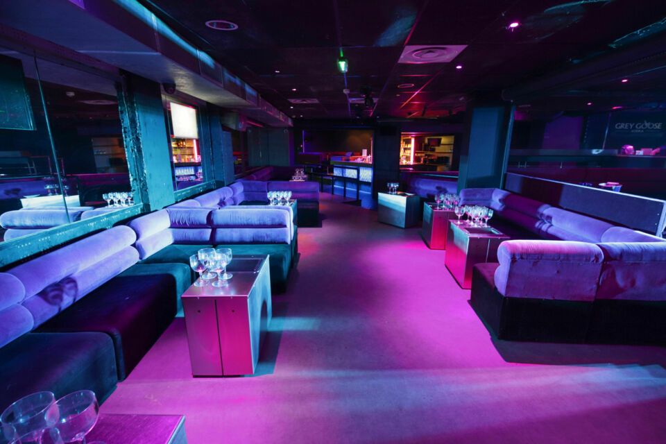 ABC Salles - Droits réservés - Réputée pour ses spectacles de lumière avec confettis, lasers et pyrotechnie, Loft Club Lyon est l’endroit idéal pour rassembler vos collaborateurs et créer une ambiance festive lors de vos événements d’entreprise.