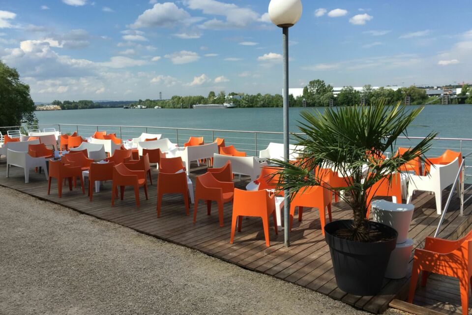 ABC Salles - Droits réservés - Le Yacht à Saint Germain au Mont d’Or, avec son architecture Art Déco des années 30 et sa vaste terrasse en bord de Saône, accueille vos rassemblements d’équipes dans une ambiance décontractée et conviviale.