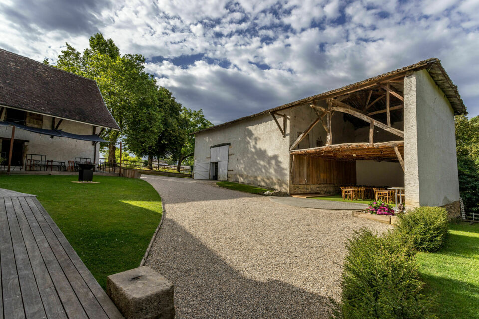 ABC Salles - Droits réservés - Demeure de caractère et lieu atypique par excellence, La Ferme des Bâties à Bourgoin-Jallieu vous offre un cadre paisible et verdoyant, idéal pour rassembler vos collaborateurs dans une atmosphère de sérénité et de bien-être.