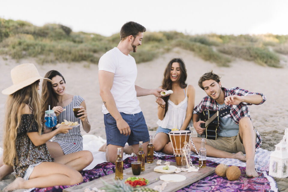 Freepik - Photo d’illustration - La génération Z réinvente la culture de faire la fête en intégrant des valeurs de durabilité, d’inclusivité et d’authenticité.  