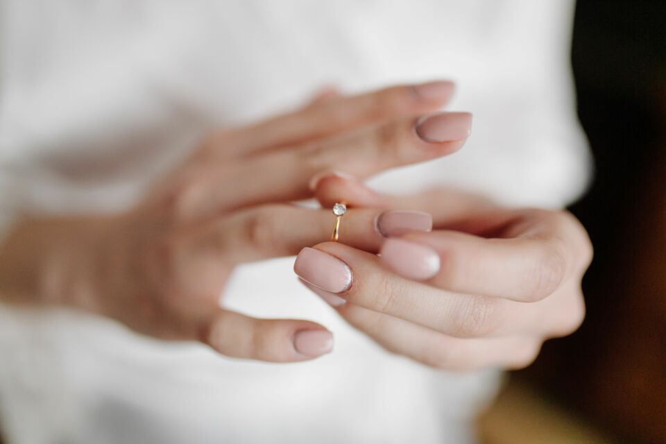 Freepik - Photo d’illustration -  La conservation ou restitution de la bague suite à une rupture de fiançailles dépend souvent des circonstances de la séparation, des lois en vigueur, ainsi que des considérations morales et traditionnelles.