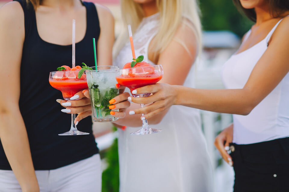 Freepik- Photo d'illustration - La quantité de boissons à prévoir  pour votre mariage en fonction de la saison doit être adaptée aux conditions climatiques et aux préférences des invités.