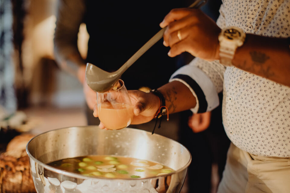 Adobe Stock - Photo d'illustration - Rafraîchissant et polyvalent, le punch est devenu au fil des décennies un favori des mariages, anniversaires et rassemblements amicaux. Mais comment est-il parvenu à s'affirmer comme un véritable symbole de convivialité ?