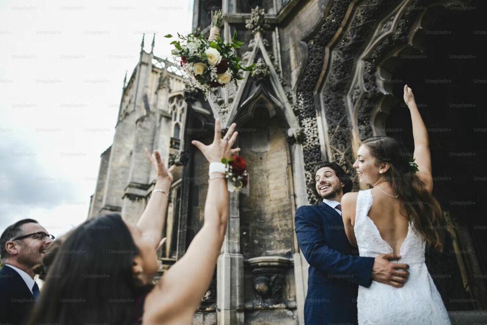 Adobe Stock - Photo d’illustration - Le lancer du bouquet est une tradition nuptiale belge qui symbolise la transmission de la chance en amour à la personne qui l’attrape