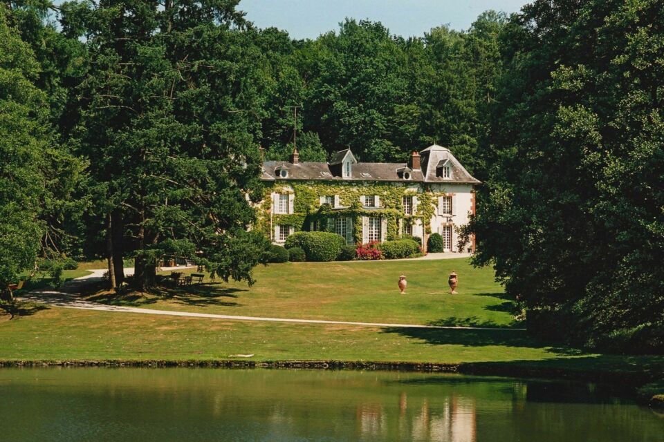 ABC Salles - droits réservés - Niché au cœur d’une nature verdoyante et donnant sur un lac, la Villa Demoiselle vous accueille dans un cadre idyllique, parfait pour organiser des événements mémorables à Reims, qu’ils soient professionnels ou privés. 