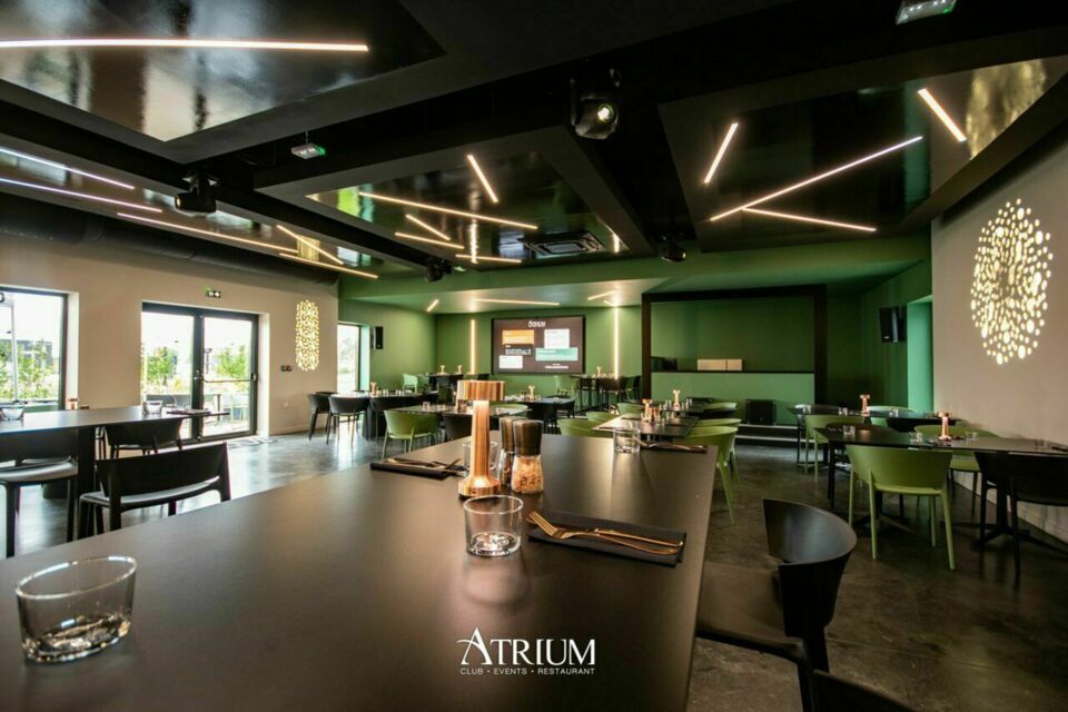 ABC Salles - droits réservés - L’Atrium, Club, Events & Restaurant est un lieu élégant et polyvalent, parfait pour des soirées animées, des événements mémorables et une expérience culinaire raffinée. 