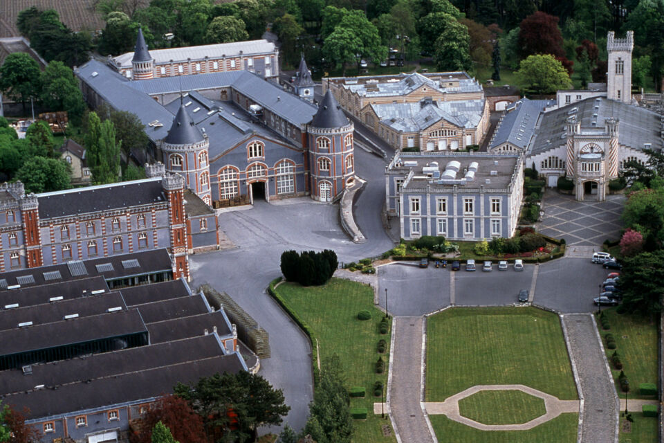 ABC Salles - droits réservés - Les maisons de champagne et établissements prestigieux de Reims, tels que le Domaine Pommery, offrent une expérience unique où l’histoire, l’architecture majestueuse et l’art de la vinification se rencontrent, créant des moments inoubliables et constituant de véritables joyaux architecturaux pour accueillir tous vos événements. 