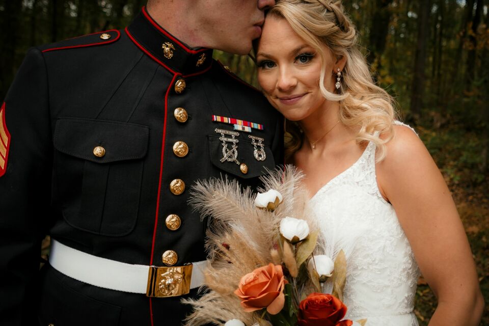 Freepik - photo d’illustration - Le mariage militaire est une cérémonie solennelle et symbolique, souvent marquée par des traditions spécifiques au service militaire.