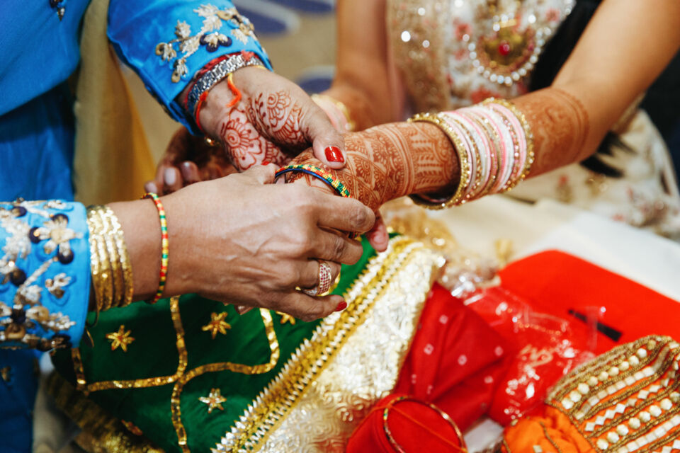 Freepik - Photo d'illustration - La dot, présente dans de nombreuses cultures à travers le monde, symbolise souvent l’union de deux familles et peut inclure des biens matériels ou financiers offerts par la famille du marié à celle de la mariée.