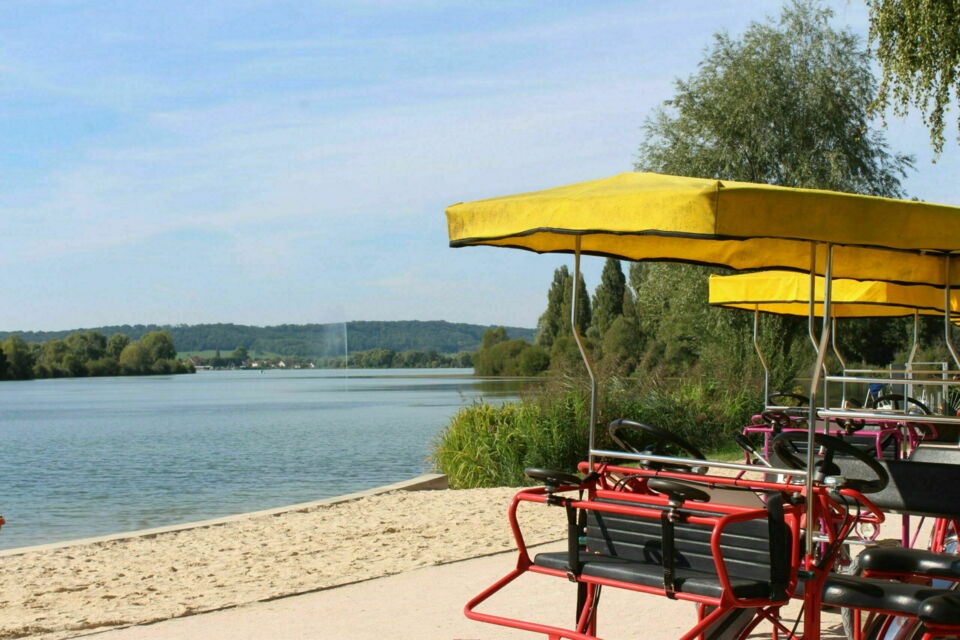 ABC Salles - droits réservés - Dans un cadre naturel unique, en bordure de lac et à seulement 30 min à pied du centre-ville de Vesoul, le Camping Seasonova est un lieu de choix pour une fête féérique en famille. 