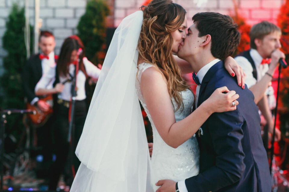 Adobe Stock - Photo d'illustration - La musique live jouée lors du vin d'honneur ou d'une réception de mariage a le pouvoir de créer une ambiance chaleureuse et authentique.